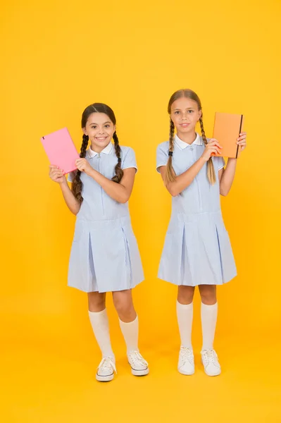 Clube de alfabetização. Bonito crianças segurando livros sobre fundo amarelo. Meninas com enciclopédia ou livros infantis. Livros educativos para escolas. A ler livros. Biblioteca da escola. Conceito de ensino em casa — Fotografia de Stock