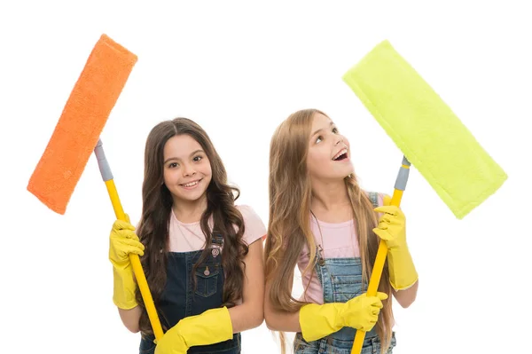 Limpeza geral. Pequenas senhoras da limpeza alegres. Meninas bonitos segurando esfregonas para limpar o chão. Pequenos limpadores felizes sorrindo com ferramentas modernas. Serviços de saneamento e limpeza — Fotografia de Stock
