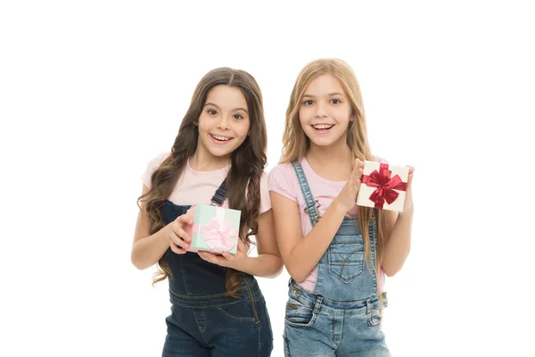 Las niñas hermanas o amigos sostienen cajas de regalo. Las niñas abren regalo de vacaciones. Niños alegres sostienen regalos. Abriendo regalos. Regalo perfecto para adolescentes. Día de compras. Regalo de cumpleaños. Para mi querido amigo — Foto de Stock