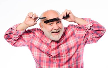 Harika bir tarzı var. Traşsız yaşlı adamın bıyığı ve sakalı var. olgun sakallı adam beyaz izole. saç kesimi ve fırçalama. tıraş aracı kiti. berber dükkanı kavramı. tıraş aksesuarları