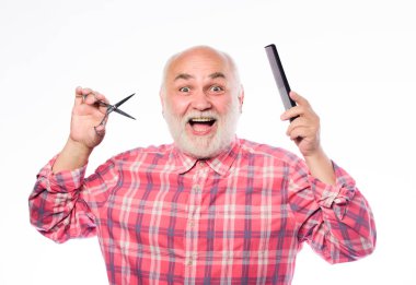 Saç kes. Berber profesyonel ekipman kullanın. Kuaför servisi. Berber keskin makas ile çalışır. Berber dükkanı konsepti. Adam sakallı yakışıklı kuaför berber kullanım aracı şekillendirme sakal. Erkek saç kesimi