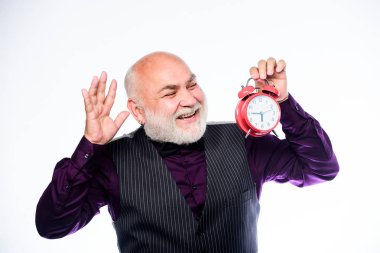 Kontrol zamanı. emeklilik. Saat tamircisi ya da tamirci. Çalar saati olan olgun sakallı bir adam. Sakallı olgun bir adam gösteri zamanı. Zaman ve yaş. Zaman tutma. Zaman yönetimi. iş açılışı