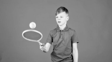 Mavi arka planda tenis raketi olan atlet çocuk. Tenis sporu ve eğlence. Çocuk tenis oynuyor. Tenis antrenmanı yapıyorum. Raketli adam oyundan zevk alıyor. Geleceğin şampiyonu. Spor kariyerini hayal etmek.