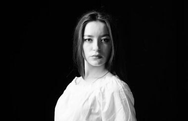 Kozmetoloji ve güzellik. Günlük basit makyaj. Çekici kadın uzun saç portresi. Doğal güzellik. Doğal güzelliklerle parlıyor. Güzel kız cilt bakımı ve makyaj. Güzelleştirici yüz saç ve cilt