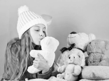 Küçük kız oyun yumuşak oyuncak oyuncak ayı ile pembe arka plan evlat. Çocukların duyguları işlemek ve stres sınırlamak yardımcı. Oyuncak koleksiyonu taşıyor. Çocuk küçük kız oynak oyuncak ayı peluş oyuncak tutun