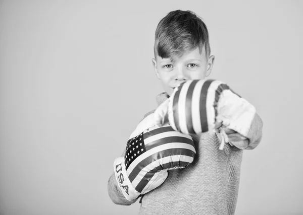 去狂野吧美国独立日。穿着拳击手套的快乐儿童运动员。运动成功。运动服。健身饮食。能源健康。锻炼小男孩拳击手。打孔敲门。儿童活动 — 图库照片