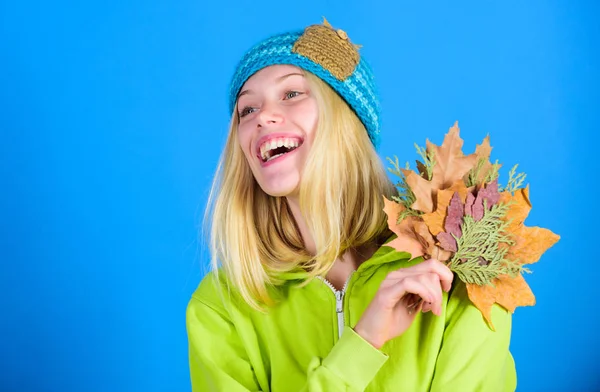 Herbstzeit genießen. Fühlen Sie sich glücklich in diesem Herbst. Frau niedlichen Gesicht tragen Strickmütze halten gefallene Blätter. Herbst-Pflegetipps. Pflege- und Schönheitstipps. So aktualisieren Sie Ihre Pflege-Routine für den Herbst — Stockfoto