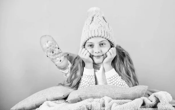 Muchacha de punto sombrero y bufanda. Concepto de accesorio de invierno. Chica pelo largo sueño rosa fondo. Concepto temporada de invierno. Chico de ensueño usar sombrero de punto. Descanso invernal y relax. Accesorio de moda de invierno — Foto de Stock