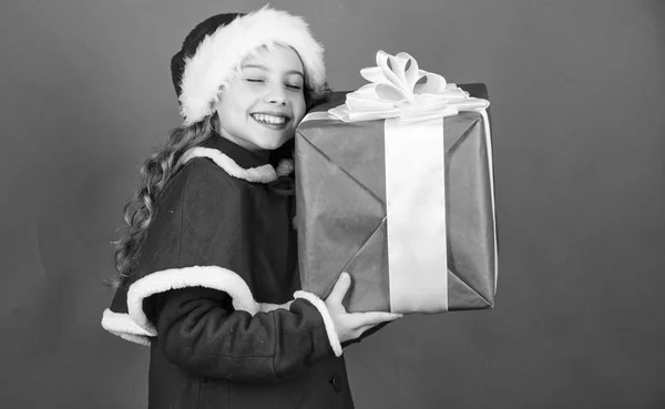 Chica linda niña traje de santa celebrar la caja de regalo de Navidad. Lo que hay dentro. Deja abierto el regalo de Navidad. Concepto de felicidad y alegría. Servicio de entrega de regalos. Una niña pequeña celebra la Navidad. Estoy tan emocionada. — Foto de Stock