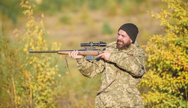 Avcı tutun tüfek. Sakallı avcı boş zaman avcılık harcamak. Odaklanma ve konsantrasyon deneyimli avcı. Avcılık erkeksi hobi kavramı. Adam acımasız hakem doğa arka plan. Avcılık Yönetmeliği