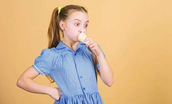 Νόστιμο παγωτό. Καλή παιδική ηλικία. Ανέμελη παιδί απολαύστε γλυκό παγωτό. Διεθνή παιδική μέρα. Η ιδέα του γλυκού δοντιού. Κορίτσι μικρό παιδί τρώνε παγωτό κώνου μπεζ φόντο. Το καλοκαίρι είναι εδώ. — Φωτογραφία Αρχείου