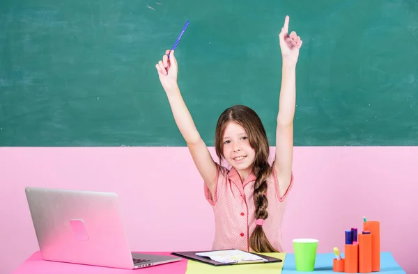 Online school. Pupil study digital technology. Educative content. Schoolgirl surfing internet. Parental advisory concept. Online schooling. Distant education. Watching video lessons. Online course — Φωτογραφία Αρχείου