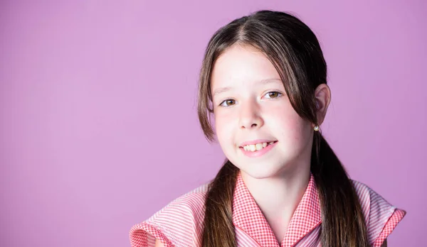 Menina com cabelo comprido. Cara bonito miúdo com cabelo adorável no fundo rosa. Dicas de beleza para cabelos arrumados. Conceito de inocência. Feliz dia das crianças. Beleza pura. Menina longo cabelo brilhante saudável fechar — Fotografia de Stock