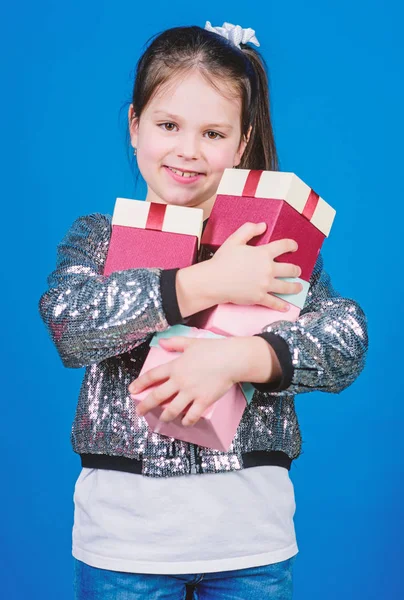 쾌활한 아이. 선물과 어린 소녀입니다. 작은 소녀는 현재 상자를 가지고있다. 생일 축하해요. 휴일 축 하 입니다. 놀람. 어린이 날. 축. 권투 의 날. 크리스마스 쇼핑. 지금까지 최고의 선물. 내 선물 — 스톡 사진