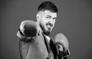 Saldırı ve savunma konsepti. Başarılı bir iş adamı. Ceza savunma avukatı strateji ler planlıyor. İşadamı boks eldiveni giyer. En iyi ceza savunma avukatı stratejileri. İşe yaradığı kanıtlanmış taktikler