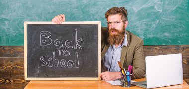 Tekrar hoş geldiniz. Öğretmen eğitim kurumu girmek için yeni öğrenciler ağırlamaktadır. Eylül ayında yeni öğretim yılı başlıyor. Öğretmen ya da okul asıl memnuniyetle blackboard yazıt ile okula geri