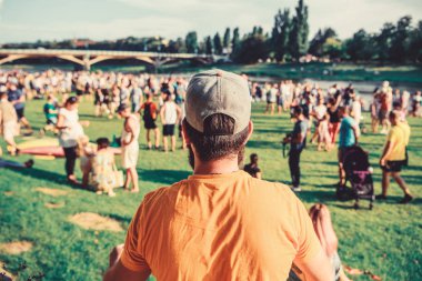 Basit rahat tarzı. Hipster rahat rahat giysiler giyiyor arka görünümünde. Hipster tatil sırasında rahat hissediyor. Yaz sezonunun keyfini şık ve konforlu