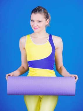 Güçlü kaslar ve güç. Sağlık diyeti. Başarı. Spor salonunda sportif kadın eğitimi. Fitness mat ile mutlu kadın egzersiz. Spor paspas ekipmanları. Atletik fitness. Esnek kalmak. Büyük ilerleme