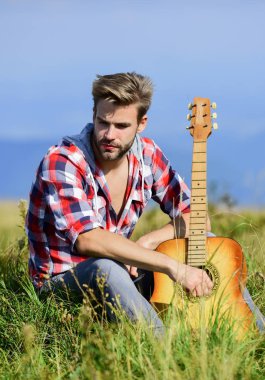 Yalnız geçirdiğin hoş bir zaman. Huzurlu bir ruh hali. Gitarı olan adam doğayı düşünür. İlham verici doğa. İlham arayan müzisyen. Rüya gibi bir gezgin. Wanderlust kavramı. Yaz tatili yaylalar doğa