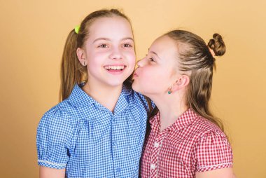 Mutlu çocukluk. Kız kardeşler birlikte eğleniyor. Sevimli kız kardeşler gülümseyen yüzler. Aile sevgisi. Kardeşlik kavramı. Mutlu çocuklar birlikte oynar. Kız kardeşolmak her zaman eğlencelidir. Sonsuza kadar en iyi arkadaşlar