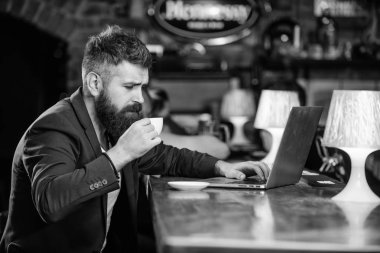 Adam işadamı sit pub dizüstü bilgisayar ve kahve sakallı. Serbest yarar. Yöneticisi iş online sırasında kahve keyfini çıkarın. Online iş. Hipster freelancer iş online blog defter. Sörf internet