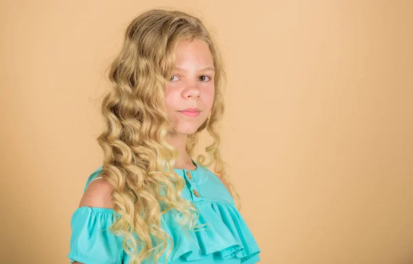 Menina feliz com cabelo longo e saudável. saúde do cabelo e cuidados. salão de cabeleireiro. beleza e moda. longo cabelo encaracolado loiro. modelo de moda menina bonita. Modelo de moda Glamour — Fotografia de Stock