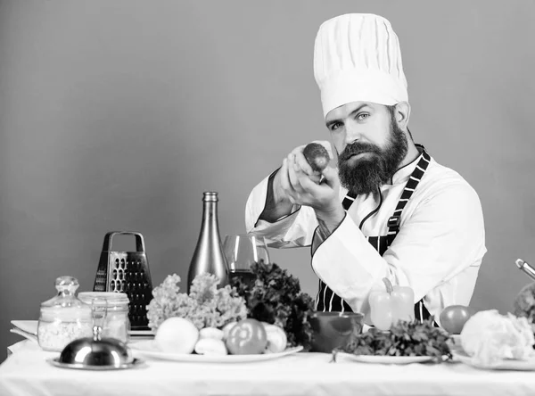 Bearded Man Cook i köket, kulinariska. Vegetarisk. Mogen med skägg. Hälsosam mat matlagning. Fet måltid. Bantning och ekologisk mat, vitamin. man i hatten. Secret smak recept — Stockfoto