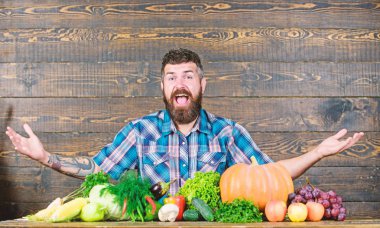 Sebze organik hasat. Çiftçi rustik tarzı adam. Vejetaryen yaşam tarzı kavramı. Doğal gıdalar. Adam sakallı çiftçi hasat ahşap arka plan. Çiftliğime hoş geldin. Yerli sebzeli çiftçi