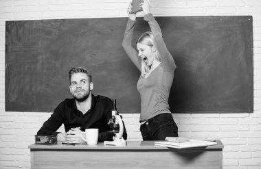 Düşüncelere daldım. Sınıfta bir çift erkek ve kadın var. Öğrenci hayatı. Ders ve yazı tahtası. Öğretmenler günü. Modern okul. Bilgi toplama günü. Evde eğitim. Okula dönelim. Komik çift.