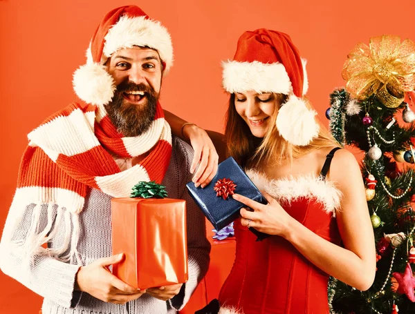 Mister und Missis Claus mit roten und blauen Geschenken — Stockfoto