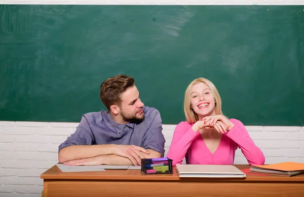 Studentenleben. Unterricht und Tafel. Lehrertag. Paar Mann und Frau im Klassenzimmer. Hausaufgabenbetreuung. Moderne Schule. Wissenstag. zurück zur Schule. glückliches Paar. Entspannung vor dem nächsten Kurs — Stockfoto