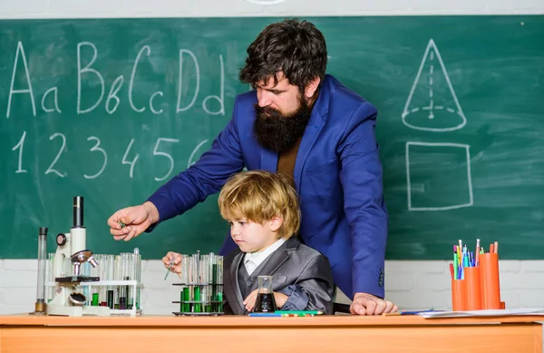 Zukünftige dna-Technologie. zurück zur Schule. Biologie-Schule Laborausstattung. Sohn und Vater in der Schule. Kleiner Junge mit Lehrer. Biotech Science Konzept. Genießen Sie das Universitätsleben — Stockfoto