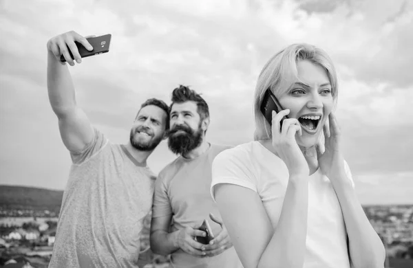 Amigos hablando por teléfono en la azotea. Amigos divirtiéndose en ro — Foto de Stock