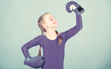 Büyük güç ile büyük sorumluluk gelir. Boks eldivenli boksör çocuk. Kadın boksörlerin yükselişi. Kadın boksör spor içinde tutum değiştirmek. Özgür ve kendinden emin. Mavi arka plan üzerinde kız sevimli boksör