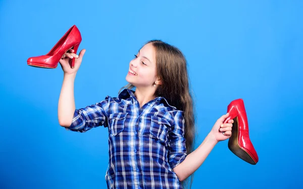 신발 가게. 행복한 어린 시절. 매력적인 하이힐. 멋진 빨간 스틸 레토 신발입니다. 하이힐을 가진 작은 패시니스타 아이. 더 빨리 자라기를 바란다. 모든 여자는 유행 하이힐에 대한 꿈 — 스톡 사진