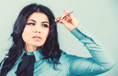 Kirpik giderme işlemi. Güzellik. Kalıcı Makyaj. Kirpik uzatma işlemi. Kaş Düzeltme. güzel kadın kirpik ustası cımbız tutun. Uzantıları Cımbız ile çalışır