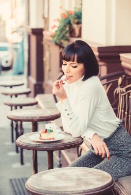 Mükemmel bir tat. Kadın çekici zarif esmer gurme kek cafe teras arka plan yemek. Keyifli zaman ve rahatlama. Lezzetli gurme kek. Kız pasta tatlısı ile kafe dinlenmek. Gurme konsepti