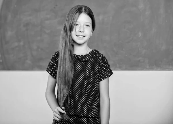 Φοιτητής σε διαγώνισμα. μικρό κορίτσι μαθητής. ευτυχισμένο κορίτσι του σχολείου στην τάξη. πίσω στο σχολείο. μορφές εκπαίδευσης. ημέρα της γνώσης είναι η 1η Σεπτεμβρίου. Παιδική ευτυχία. μελέτη για τις μελλοντικές — Φωτογραφία Αρχείου