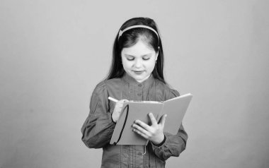 Gelişim eğitimi. Ev ödevi egzersizi. Kompozisyon yazın. Edebiyat kulübü. Kişisel günlük. Çalış ve öğren. Şiir yazarı. Kız kitap ve kalem mavi arka plan tutun. Çocuk kitap yazıyor. Kitap kavramı