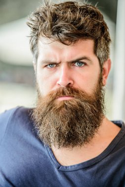 Sakallı ve bıyıklı adam düşünceli sorunlu. Önemli yaşam seçimleri yapmak. Zor bir karar verirken. Sakallı adam konsantre surat. Hipster sakallı düşünceli ifade ile. Düşünceli ruh hali kavramı