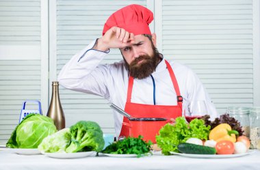 Taze sebzeli vejetaryen salata. Mutfak mutfağı. Vitamini. Organik gıda diyeti. yorgun sakallı adam. şef tarifi. Sağlıklı yemek pişirme. Sakallı olgun hipster. Yeni tarifi hakkında Dreaming