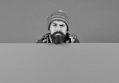 Sakallı ve kafası karışık hippi kalın kıyafetler giyer..