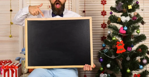 Guy med skägg nära julgran på trävägg bakgrund — Stockfoto