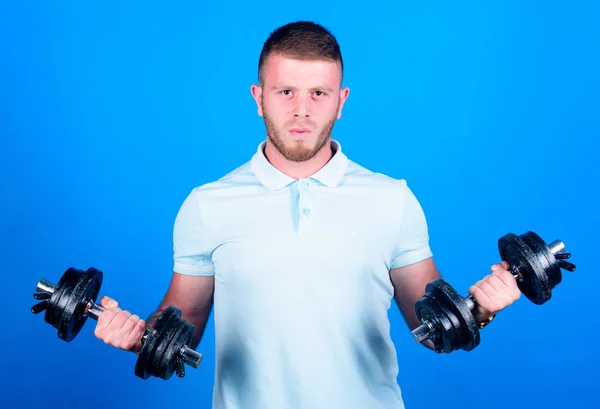 Adhésion au gymnase. Entraînement fitness sport. Concept de gymnase. Esprit sain dans un corps sain. Homme musclé faisant de l'exercice avec haltères. Sportsman biceps forts triceps. Les athlètes utilisent des équipements de gymnastique. Instructeur de gymnastique — Photo