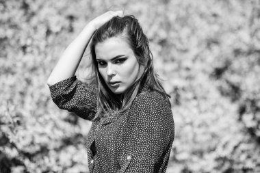 yaz açan ağaçlar ve sarı çiçekler. moda güzelliği. bahar çiçeği seksi kadın. güzel kadın cilt bakımı. Doğa gibi kız. doğal güzellik makyaj. saç modası. Bahar depresyonu