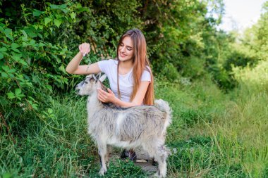Önemli olan önemse. keçiyi besleyen kadın veteriner. tarım ve tarım kavramı. Hayvanlar bizim dostumuz. mutlu kız keçi seviyorum. köy hafta sonu. Yaz. Hayvanları sev ve koru. hayvanat bahçesiyle irtibata geçin. veteriner keçi