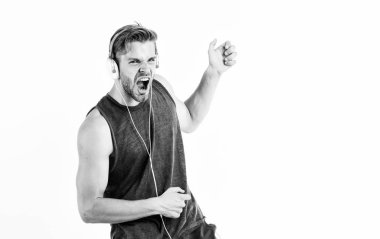 Hipster kulaklıkla müzik dinliyor ve şarkı söylüyor. spor müzik. sevinç ve dinlenmek. seksi kaslı adam spor müzik dinlemek. kulaklıklı adam beyaz üzerinde izole. mavi diş kulaklıktraşsız adam