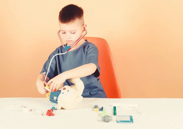 Interno pediatra. Un niño pequeño con uniforme médico. un niño doctor con estetoscopio. Receta de tratamiento. Asistente de laboratorio de enfermería. médico de familia. hospital. medicina y salud. pequeño niño interno —  Fotos de Stock