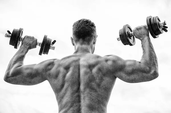 Las acciones hablan más fuerte que los entrenadores. Gimnasio maniquí. Hombre musculoso ejercitándose con mancuerna vista trasera. Deportista con espalda y brazos fuertes. Equipamiento deportivo. Deporte culturismo. Estilo de vida deportivo —  Fotos de Stock