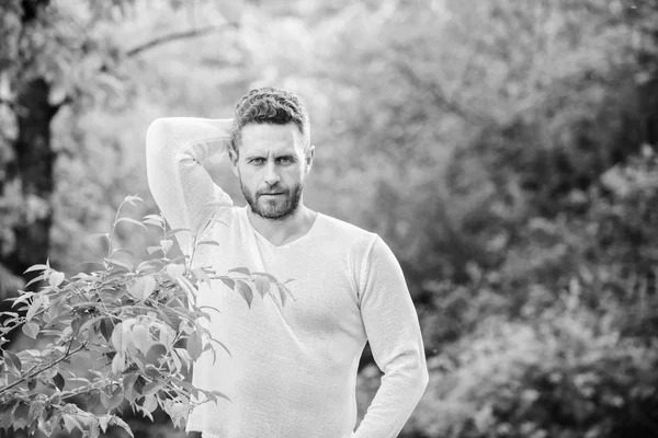 Tijd om na te denken. ecologisch leven voor de mens. man in het groene bos. ochtend in de natuur. gezonde levensstijl. gezondheid van de natuur. volwassen mode model. macho man. doordachte man in het bos. knap en vertrouwen — Stockfoto